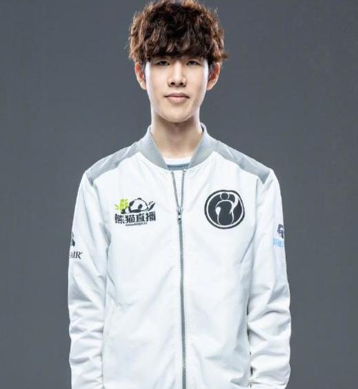 BLG官博：新鮮出爐的定妝照拍攝花絮請查收